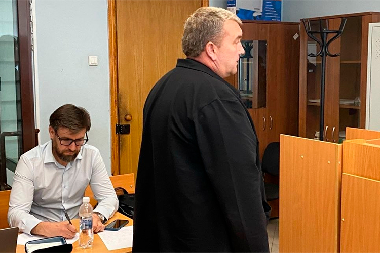 Председательствующий по делу судья Вахитовского райсуда Казани Динар Хабибуллин рассказал, что Шугаева обвиняют в 11-ти эпизодах мошенничества (ч. 4 ст. 159 УК РФ)