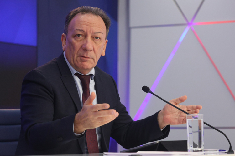 Президент российского зернового союза Аркадий Злочевский: «НЗТ пострадал не так сильно, по крайней мере, галерея не разрушена, поэтому можно обходными маневрами возобновить отгрузку в краткие сроки»