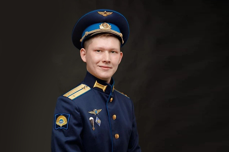 Один из беспилотников заметил экипаж и ударил боеприпасом по ним. Пилот и штурман получили смертельные ранения