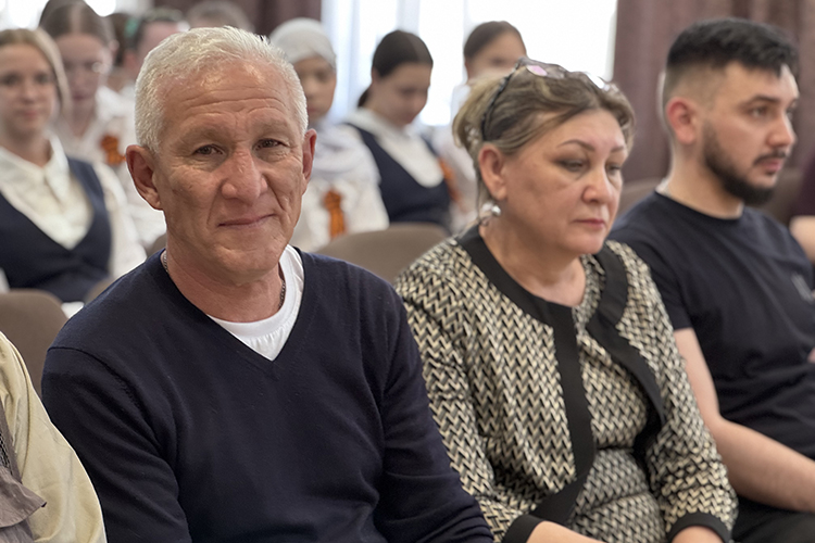Ильдар Гимранов: «Мне позвонили из войсковой части, где служил сын, командир сообщил, что Тимуру присвоили звание Героя России, я, конечно же, всплакнул — и это были слезы гордости и горечи. Не знаю, как назвать это состояние, я и так каждый раз вспоминаю Тимура, а тут еще такое…»