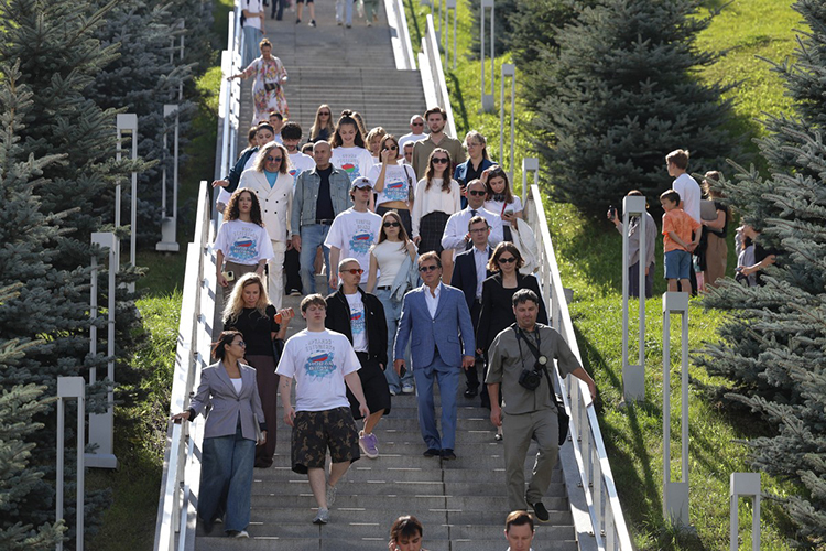 Делегация преодолела 154 ступеньки, ведущие к парку «Елмай», чтобы открыть стелу и памятный барельеф в честь фестиваля «Новая волна»