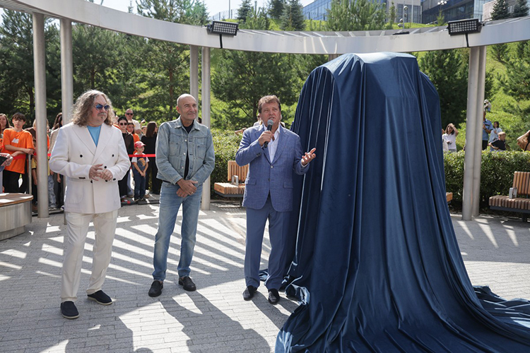 Ильсур Метшин: «Вот эта стела пусть напоминает не только о „Новой волне“, а создает желание у детей петь, танцевать, развивать таланты, данные богом и родителями»