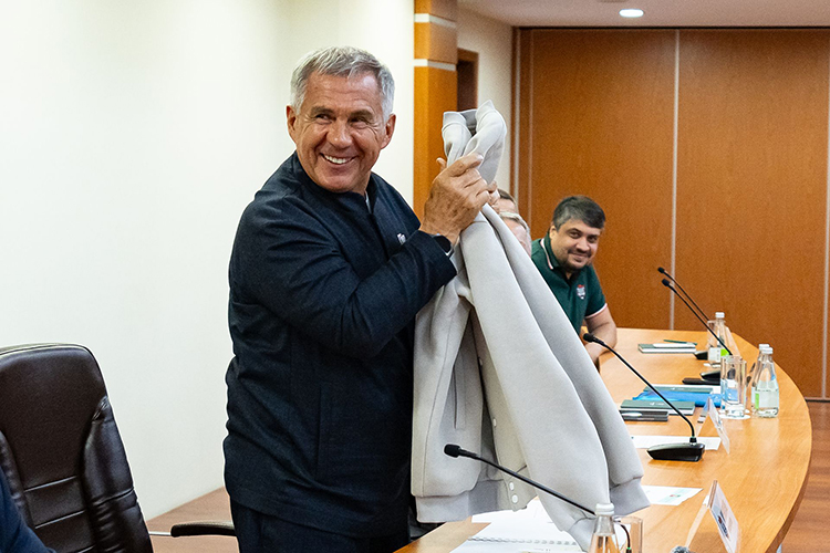 Главе в этот раз подарили бомбер