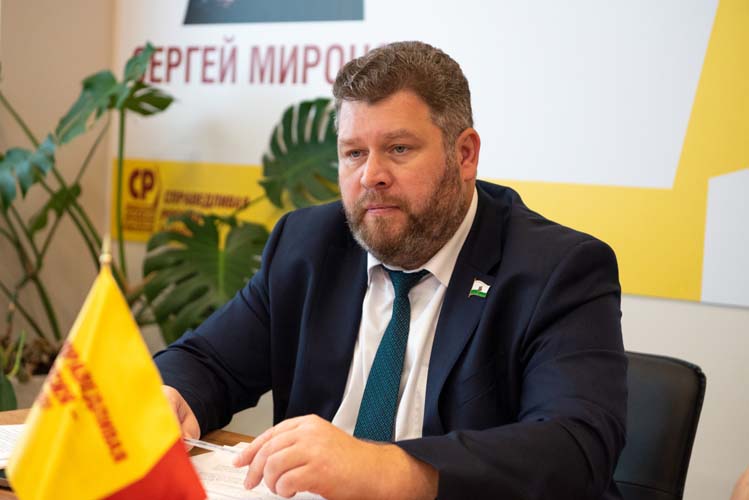Виталий Белоусов: «Точечные выплаты исчерпали себя. Нужен переход от разовых пособий к постоянному семейному доходу, к списанию жилищного долга при рождении детей и к удвоению государственных расходов на демографию — это и есть пакет предложений нашей партии»