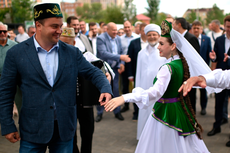 Благодаря Виталию Хоценко и его поддержке Омская область в Сибири в последние годы все активнее заявляет о себе как о месте, где татарской культуре явно рады