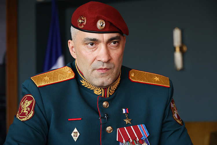 Руслан Гарифуллин — тот случай, когда звание Героя России и татарское происхождение само по себе объясняют присутствие человека в нашем списке