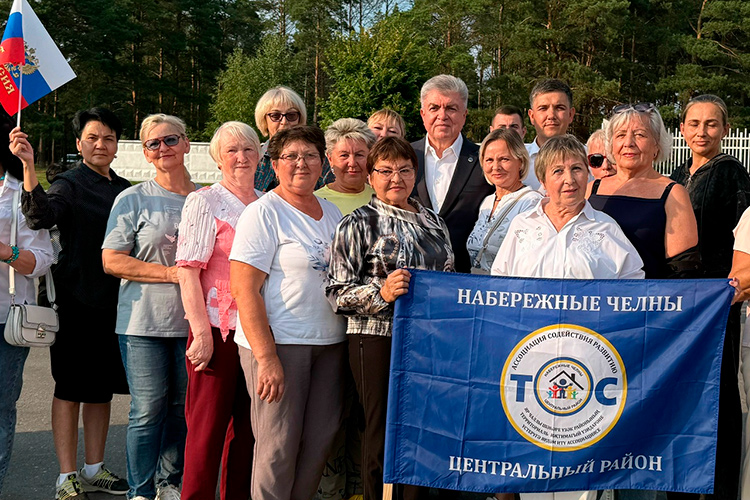 Сопровождал колонну мэр лично