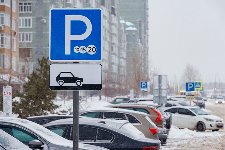 За пределы исторического центра платные парковки впервые шагнули в 2022 году — тогда они появились в Ново-Савиновском районе