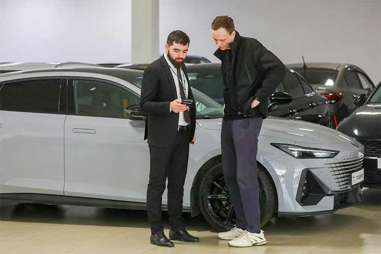 Регистрация авто — услуга платная. Автосалоны берут дополнительные деньги за соответствующие услуги, их ценник ограничен указом ФАС — не более 500 рублей
