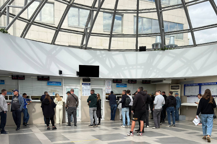 По информации ГАИ, поставить машину на учет казанцы могут только по трем адресам: в двух отделениях Госавтоинспекции — на Оренбургском тракте, 5 и улице Тэцевской, 5, а также в отделении МФЦ на проспекте Победы, 214. Кроме того, можно с помощью портала «Госуслуг» (там есть возможность записаться на определенное время)
