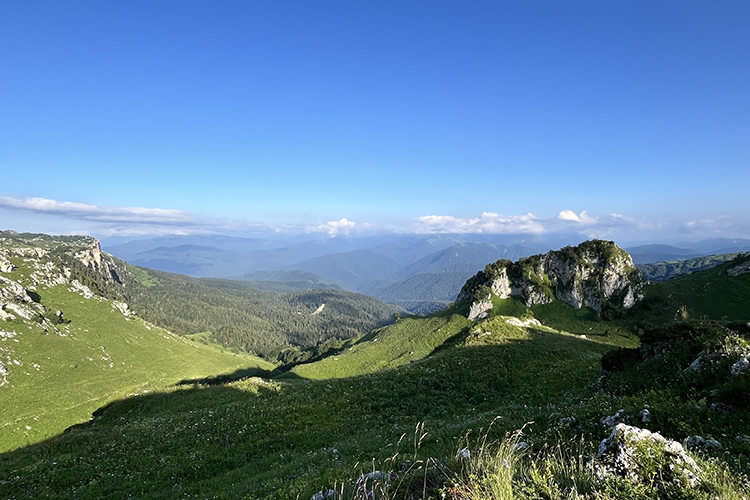 Панорама из Инструкторской щели на Гузерипльскую долину