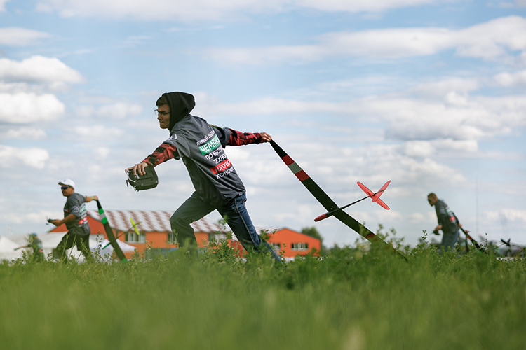 За раз десятки участников запускают в небо планеры. В них нет моторов, но есть приводы, которые управляют рулями