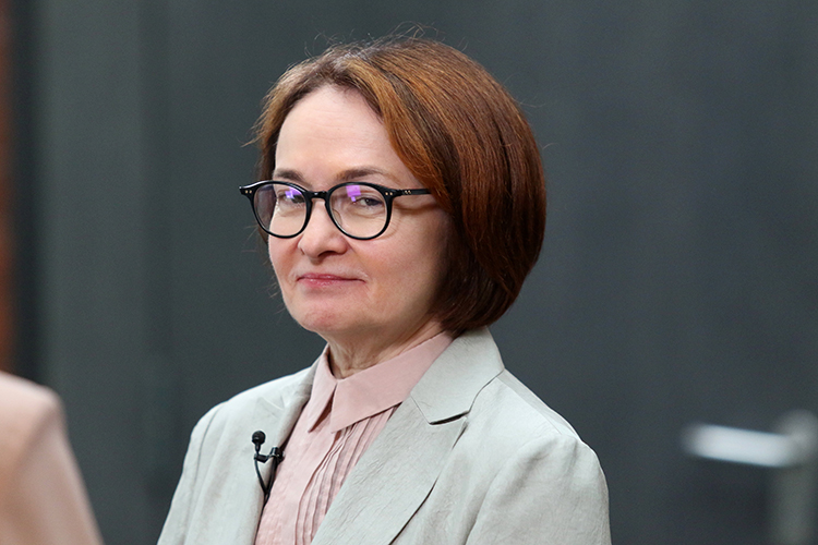 Массовое внедрение цифрового рубля планировали начать 1 сентября 2025-го, однако дедлайн перенесли на год. Такое решение глава ЦБ Эльвира Набиуллина объяснила необходимостью отработать все детали «в пилоте» и выбрать «наиболее привлекательную» для клиентов экономическую модель