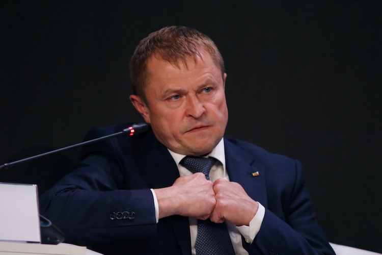 Надо наращивать производительность труда, но одной федеральной программой с финансированием 5 млрд рублей не обойдешься, бросил Калинин камешек в сторону государства
