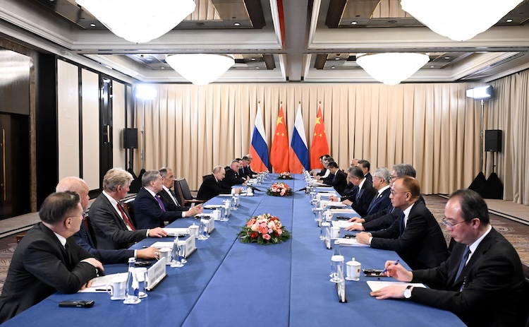 Первый разговор у Путина состоялся с председателем КНР Си Цзиньпином