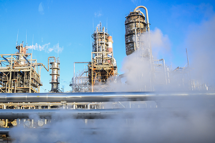 История партнерства началась еще в 2024 году, когда «Татнефть» через цепочку дочерних структур фактически «реанимировала» убыточный завод, даже погасила его долги