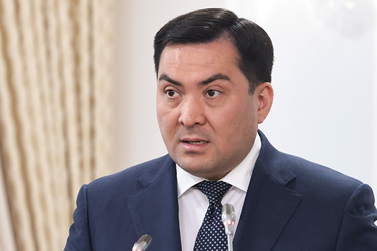Ерлан Аккенженов официально подтвердил, что нефтеперерабатывающий завод «Конденсат» в Западно-Казахстанской области начнет перерабатывать российскую нефть. 70% произведенного бензина и дизеля будет отправляться обратно в Россию, а остальные 30% топлива останутся для нужд Казахстана