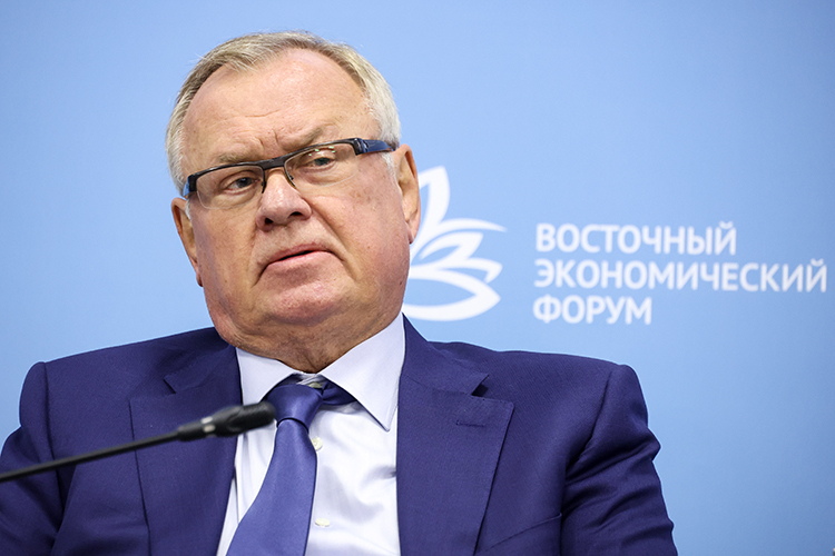 Андрей Костин: «У женщины семья, дети, а мужчина точно должен пахать, работать, зарабатывать, карьеру делать. А сейчас приходят молодые люди: я хочу работать четыре дня в неделю»