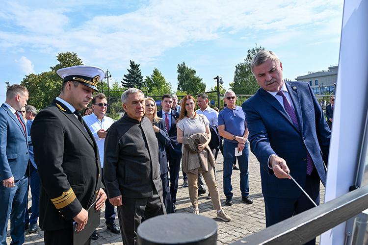 Минниханов посетил собственно речной порт. Там министр транспорта и дорожного хозяйства РТ Фарит Ханифов доложил о планах по развитию водного транспорта и увеличению объема пассажирских перевозок