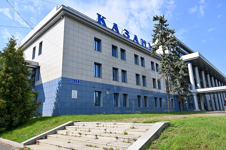 В завершение, как сообщает пресс-служба раиса, Минниханов ознакомился с планами по развитию здания речного порта, который, по словам нашего источника, «не соответствует статусу Казани»