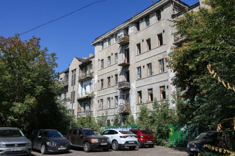 Свое наименование дом получил от названия Мергасовского переулка