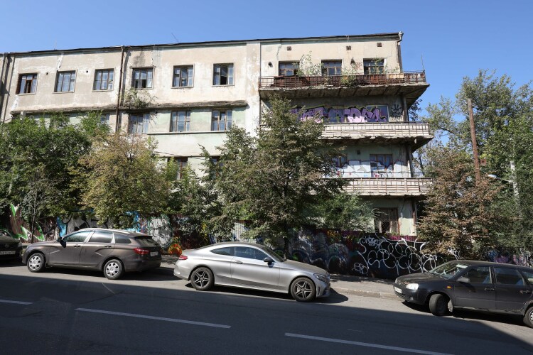 Этот архитектурный «новодел» советского авангарда, задуманный как образцовое жилье для партийной элиты, очень быстро превратился в сырую, трещащую по швам коммуналку, где в 65 квартирах ютились 139 семей