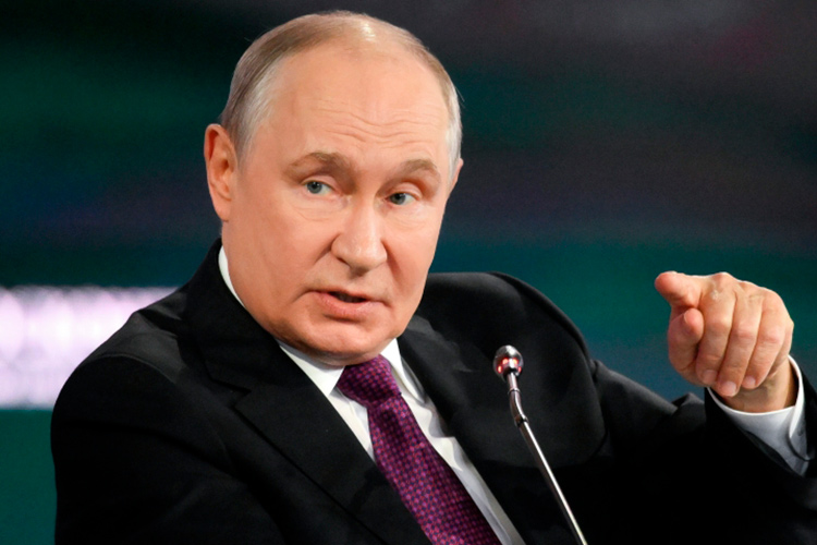 Владимир Путин: «Мы стараемся действовать аккуратно и не перегружать финансовую систему, особенно частные банки, заимствованиями со стороны государства, потому что тогда бизнесу меньше достанется»