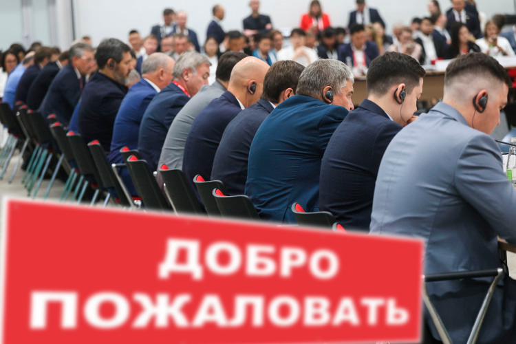 «Это тусовки элиты, куда нанимают эскорт, чтобы развлекал публику. Это известный факт!»