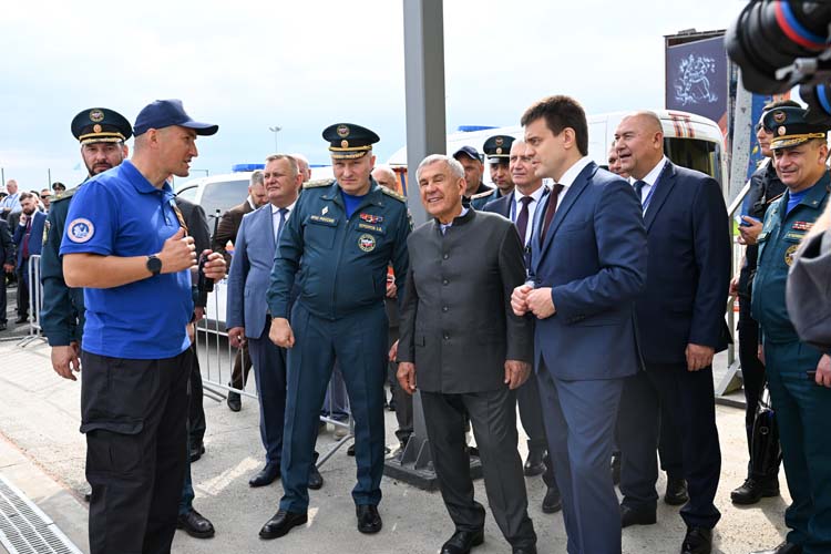 Презентацию министру в сопровождении раиса РТ Рустама Минниханова и начальника главного управления МЧС в РТ Ирека Кадамова провели в «Казань Экспо» — в 15 км от места, где впоследствии вырастет будущий центр