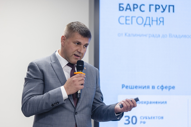 Как стало известно «БИЗНЕС Online», практически сразу после того как заявление было подано, один из крупнейших IT-бизнесменов Татарстана записал видеообращение к команде, основной посыл которого заключался в том, что судьба компании должна решиться в ближайшее время