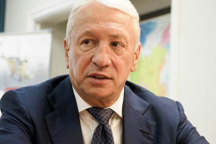 Отставка Колесова — результат «сговора» как в верхах «Ростеха», так и в среднем звене госкорпорации: методы управления теперь уже бывшего руководителя ВР не нравились многим