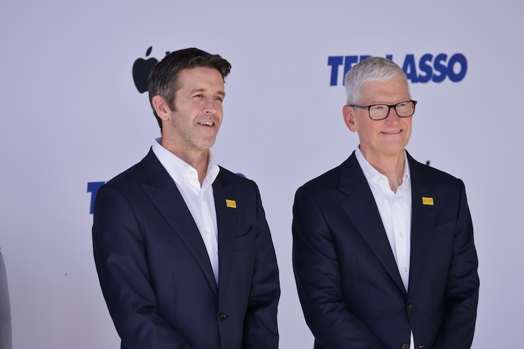 1 сентября Джон Тернус (на фото слева) официально сменил Тима Кука на посту CEO Apple
