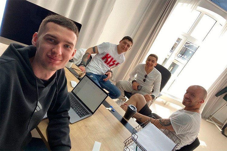 В 2022 году был задержан Зыгмунтовичь, а затем и Эдвард Сабиров — Генпрокуратура сообщала, что направила в ОАЭ запросы об их экстрадиции