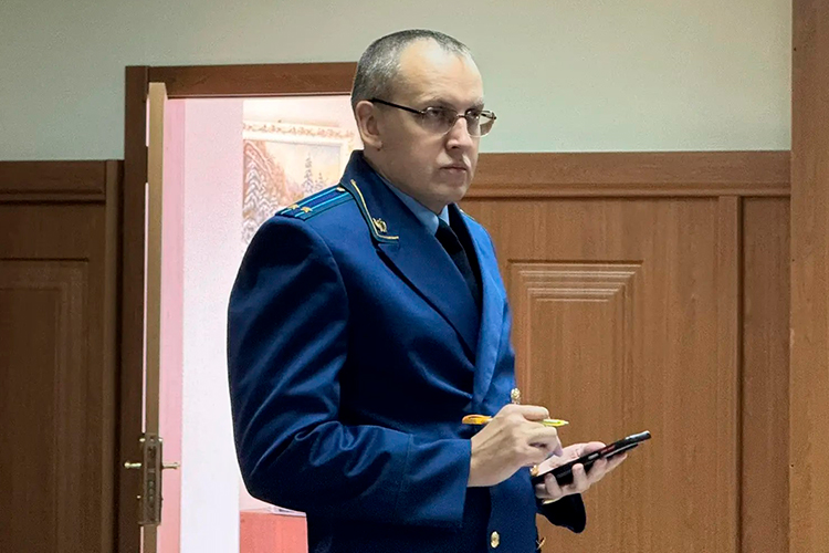 Прокурор на прениях сторон заявил, что судом первой инстанции дана неверная оценка фактическим обстоятельствам по делу, в частности в эпизоде со взяткой
