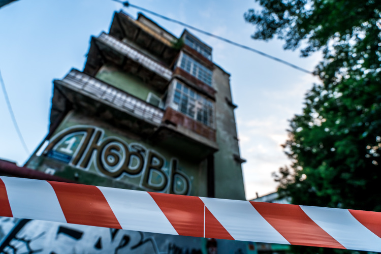 Госкомитет РТ по охране объектов культурного наследия предложил «выполнить разбор аварийных конструкций здания, угрожающих окружающей застройке» с последующим «восстановлением несущих конструкций здания»
