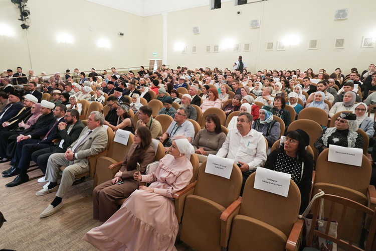 Он неоднократно обращался к залу, говоря, что в этом мире все предписано и ничего не делается без воли Всевышнего