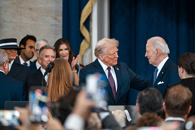 Действующий президент Штатов Дональд Трамп и его предшественник Джо Байден раздавали деньги во время пандемии по одной и той же схеме
