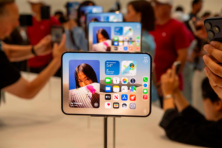 Новый гендиректор Джон Тернус, сменивший Тима Кука, представил iPhone Duo — первый складной айфон