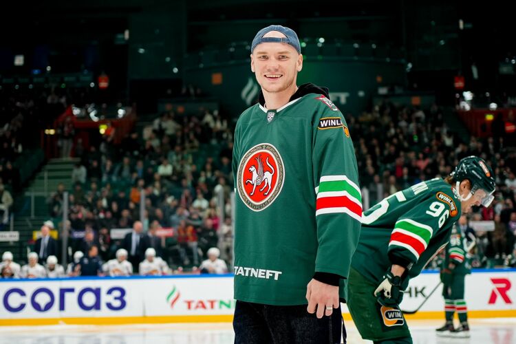 Стартовое вбрасывание сделал чемпион России по боксу Сергей Сергеев