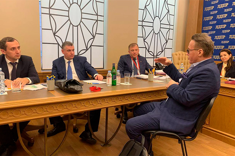 «Хочу публично напомнить моему давнему товарищу Леониду Слуцкому, что с него теперь мне, наверное, причитается грамота или даже партийная медаль «За спасение ЛДПР»
