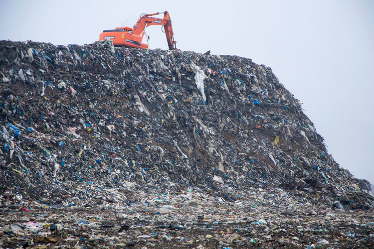 Деньги на МСЗ, вложенные «РТ-Инвестом», планировалось отбивать за счет повышенного тарифа на электроэнергию для предприятий. То есть бюджет республики это не напрягло бы. Но теперь МСЗ нет — а мусор не заморозишь: он заполняет существующие полигоны с пугающей скоростью
