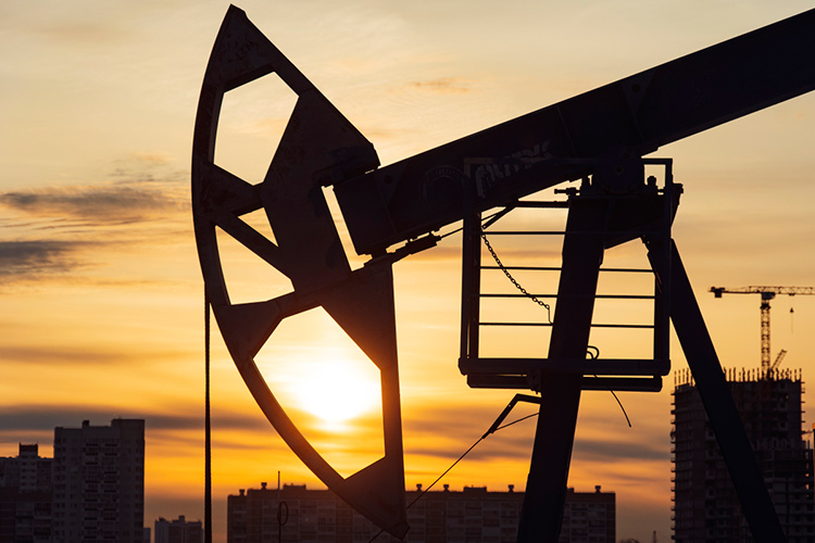 «Мировая нефть сейчас дорогая, что теоретически должно быть прекрасной новостью для российского минфина. Но бюджет получает не доллары и не абстрактные баррели, а рублевые налоговые поступления с реально добытого и проданного сырья»