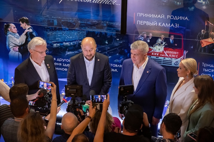 Накануне официальной премьеры на закрытый показ пригласили первостроителей, ветеранов и работников «КАМАЗа», руководителей города и компании, участников СВО