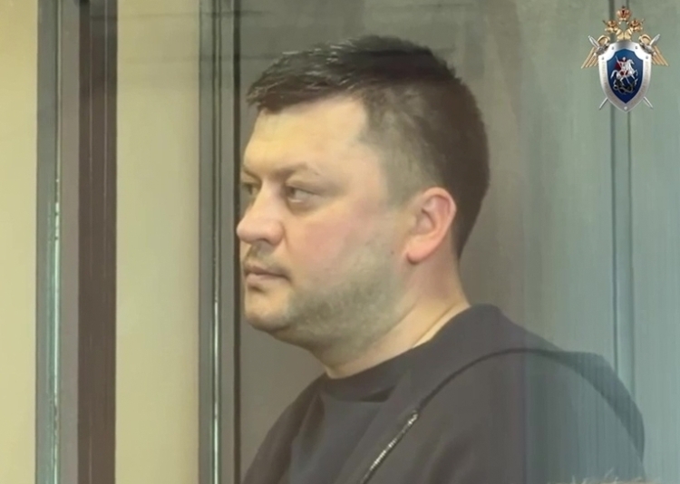 По версии следствия, чиновник действовал в составе организованной группы и через застройщика оформил на себя земельный участок санатория «Радуга» стоимостью более 13 млн рублей, а также получал «добровольные пожертвования» от рекламных агентств и деньги от девелопера за покровительство