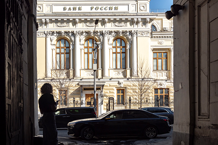 Снижение ключевой ставки (с 15,5% в феврале до 14,25% в июне) позволило банкам быстрее снижать стоимость фондирования, чем ставки по размещению средств, что временно расширило маржу