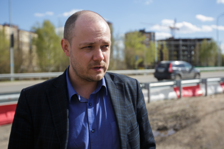 «Тройка» осталась должна банку примерно 299 млн рублей, говорит Николаев. Из них проценты — около 200 миллионов
