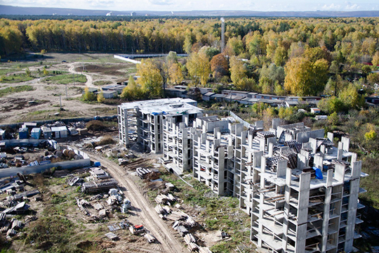 В Казани в 2019 году строят в два раза меньше жилья на одного жителя, чем в близлежащих районах. Это, а также относительная дешевизна, ведет к перетоку на границы Казани населения из более отдаленных районов республики и самого города