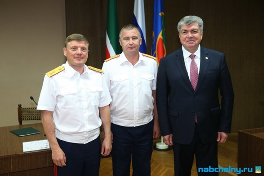 Ряд наших собеседников, утверждают, что Павел Николаев (слева) и Халиев (в центре) были весьма близки по взглядам, и главный следователь Челнов пользовался определенной протекцией шефа
