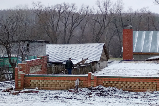 Дом Сунгатуллиных сразу после пожара разобрали. Остался лишь фундамент