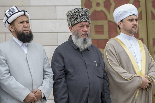 «Рахимов (на фото в центре) сказал: «Хорошо, не хотите мечеть — пусть будет просто культурный центр народов Кавказа». Спилил минареты, за что его жестко порицали, дескать, кафир. Но смысл-то не в минаретах, а в деятельности»